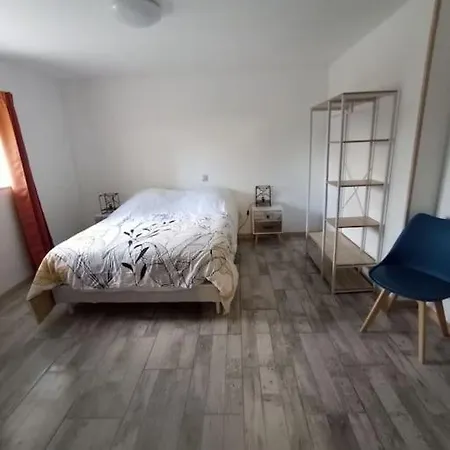 Avec Cour Hébergement de vacances