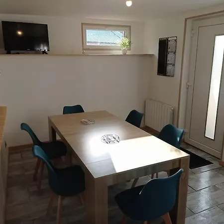Avec Cour Hébergement de vacances *